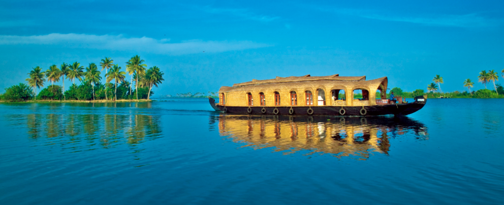 Casa flotante en los backwaters de Kerala, India