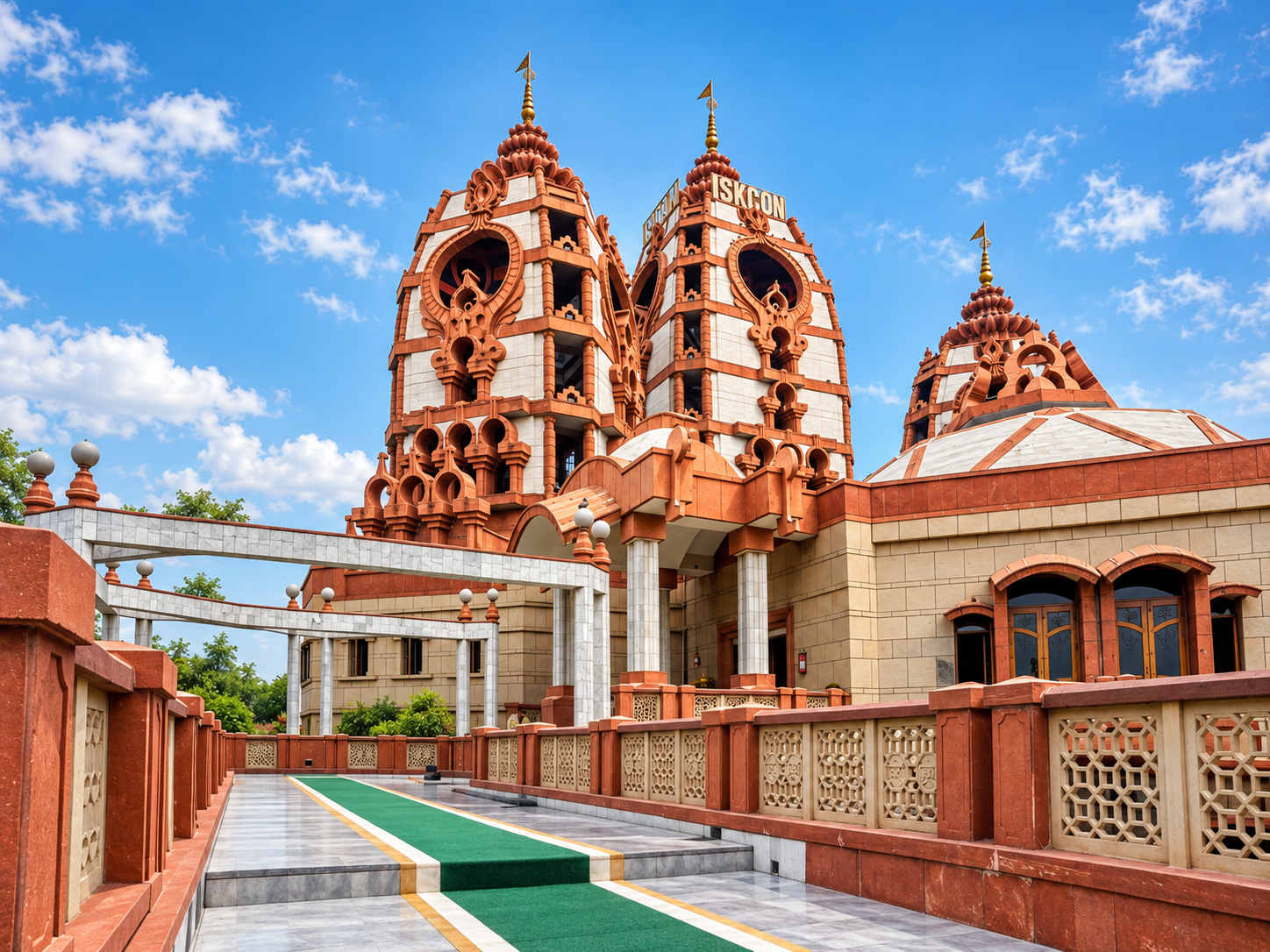 Templo ISKCON de Delhi, conocido por su arquitectura y ambiente espiritual