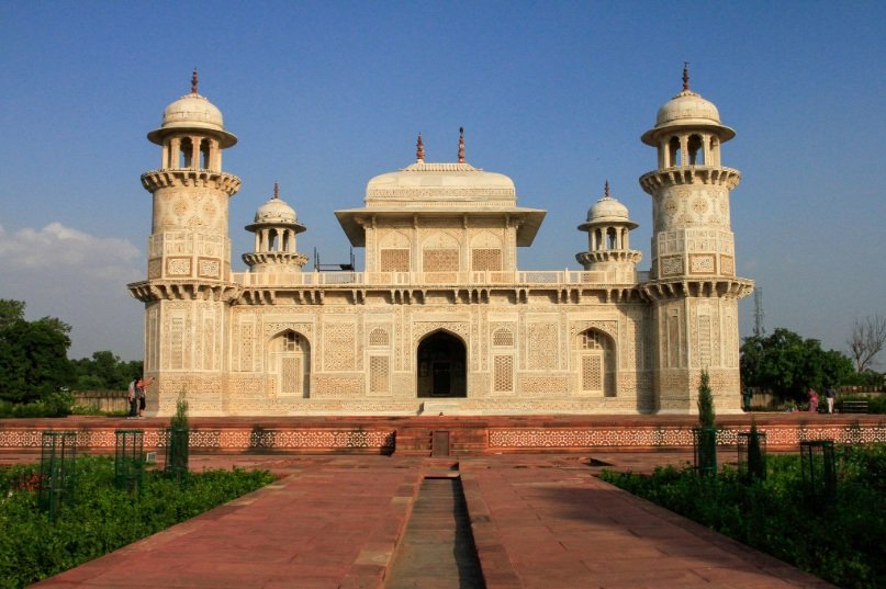 Mausoleo de Itmad-ud-Daulah, conocido como Baby Taj, en Agra, India