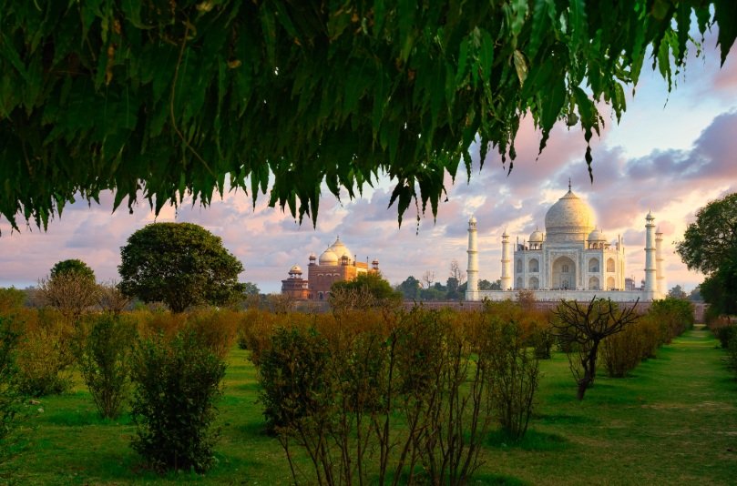 Jardines de Mehtab Bagh frente al Taj Mahal, a orillas del río Yamuna en Agra
