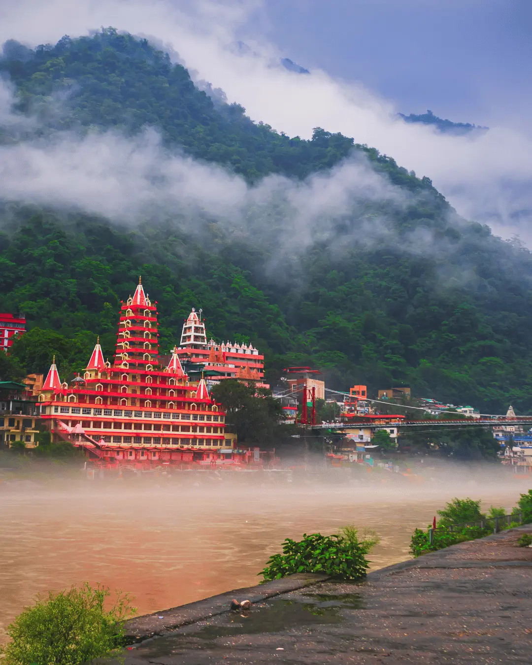 Templo Tera Manzil junto al río Ganges en Rishikesh, Uttarakhand, India