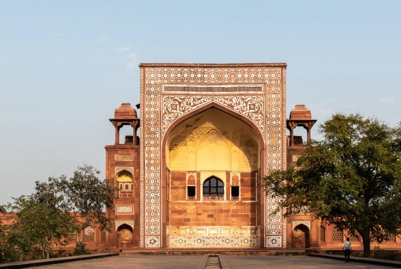 Tumba del emperador Akbar en Sikandra, Agra, rodeada de jardines históricos