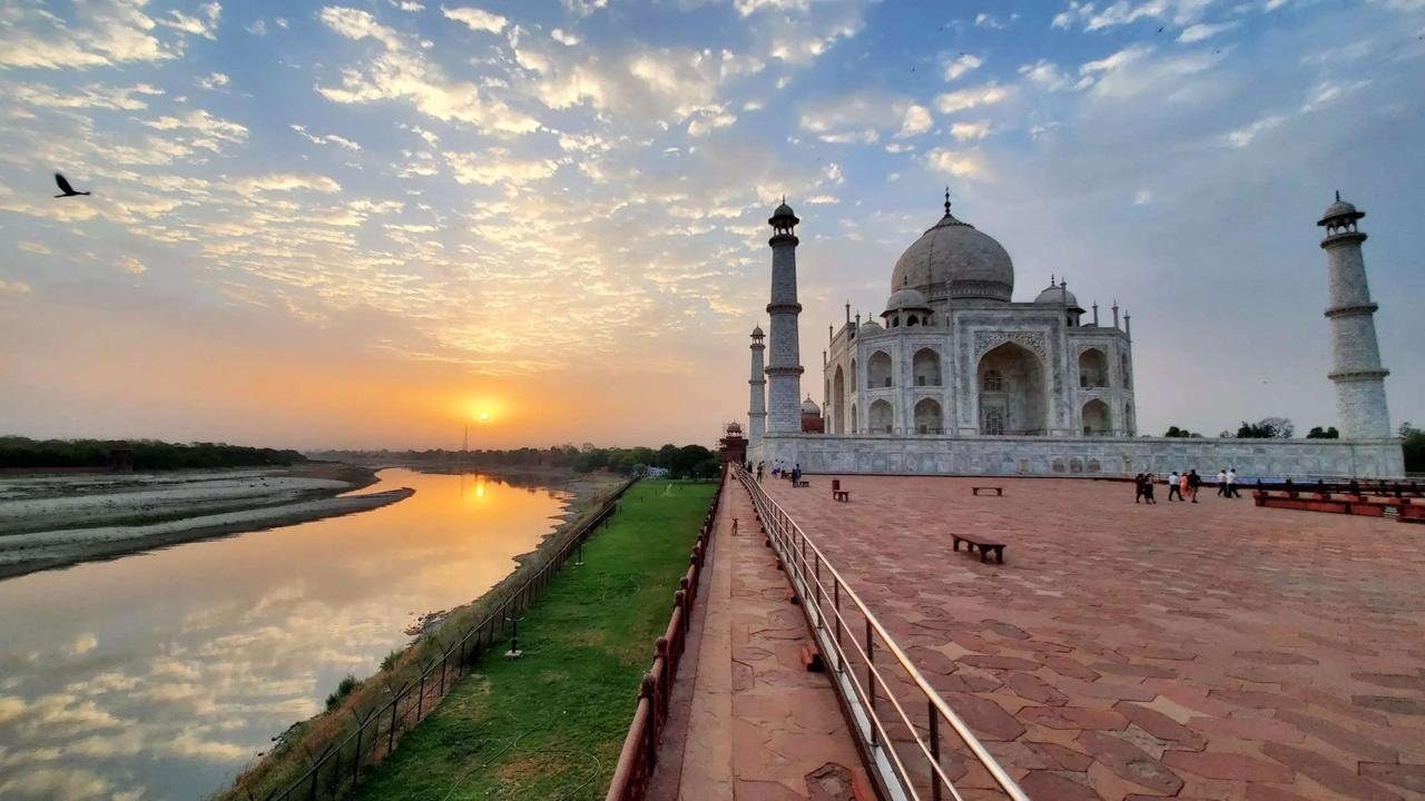 Taj Mahal al amanecer en Agra, Uttar Pradesh, India
