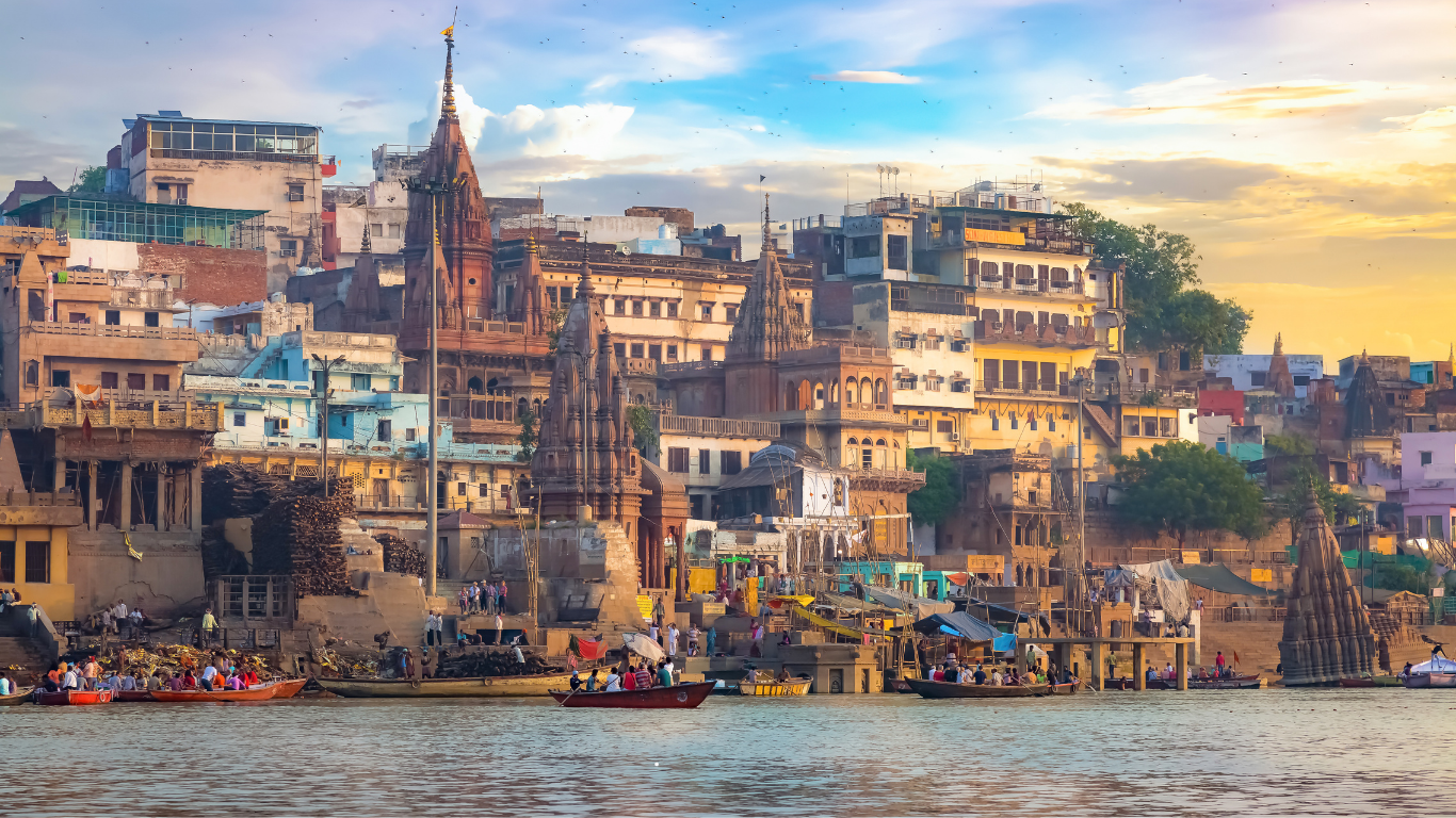 Barco en el río Ganges en Varanasi, India