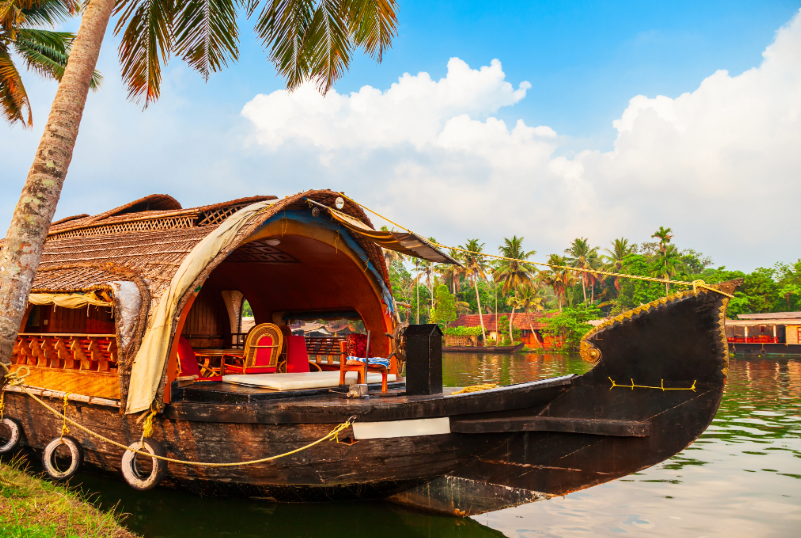 Casa flotante tradicional navegando por los backwaters de Alleppey (Alappuzha), Kerala.