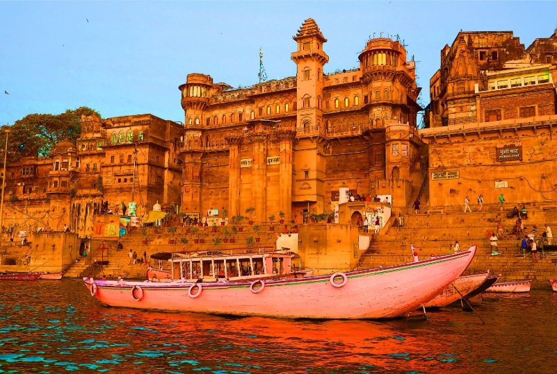 Barca tradicional en Assi Ghat al amanecer, Varanasi, junto al río Ganges