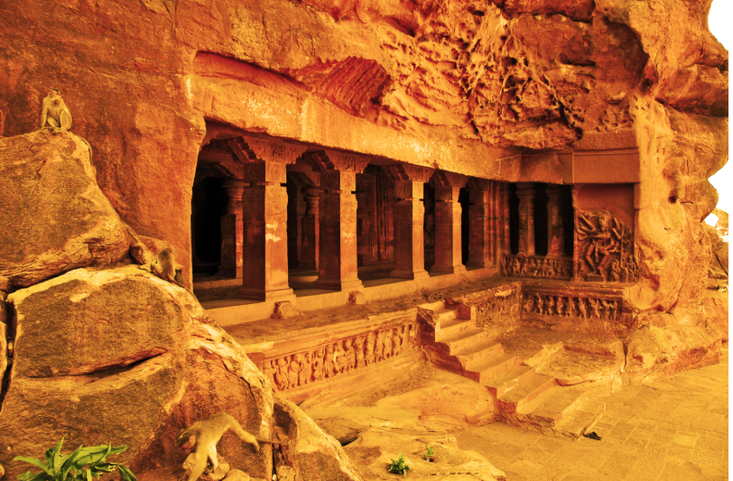 Cuevas y templos de Badami en Karnataka, excavados en acantilados de arenisca roja junto al lago Agastya.