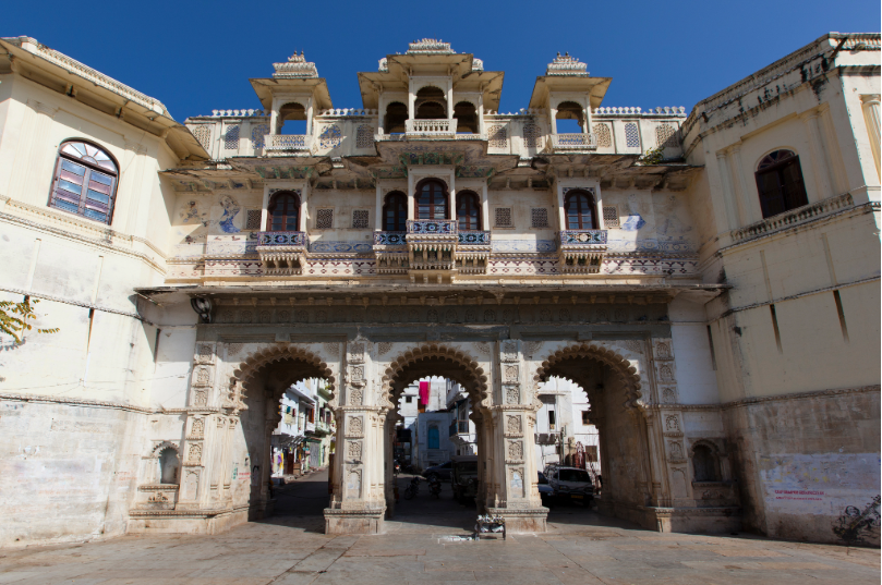 - Bagore Ki Haveli: Bagore Ki Haveli en Udaipur, mansión histórica de Rajasthan situada junto al lago Pichola.
