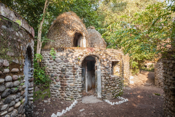 - Beatles Ashram en Rishikesh, antiguo ashram rodeado de naturaleza y murales