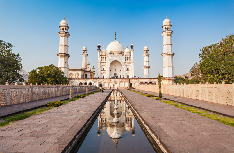 Bibi Ka Maqbara en Aurangabad, Maharashtra, elegante mausoleo mogol conocido por su arquitectura inspirada en el Taj Mahal.