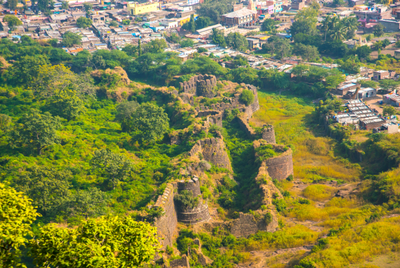 Vista de Aurangabad en Maharashtra, ciudad histórica rodeada de monumentos, fortalezas y patrimonio mogol y medieval.