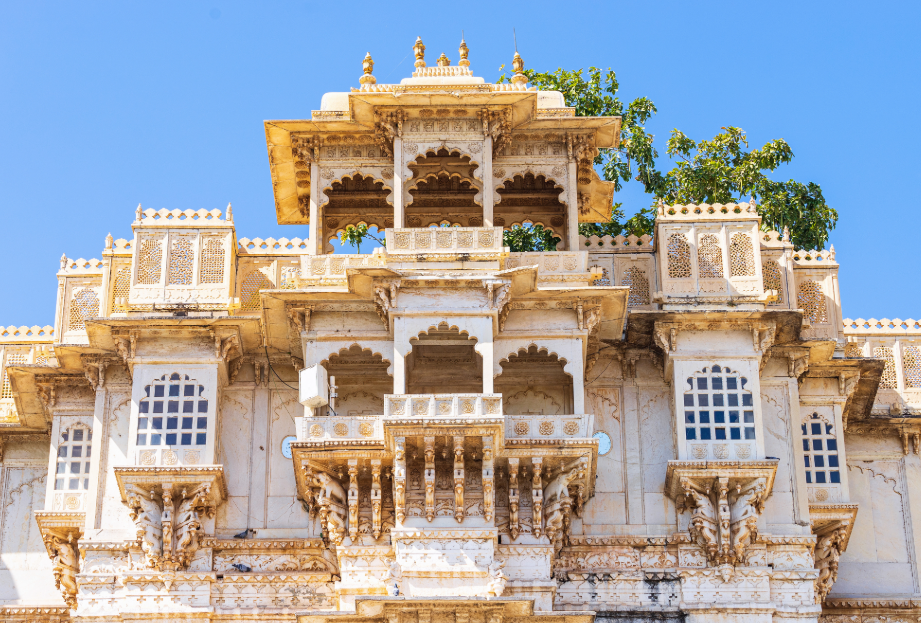 City Palace de Udaipur: City Palace de Udaipur, complejo real histórico con vistas al lago Pichola en Rajasthan.