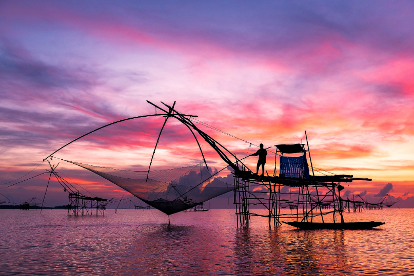 Redes de pesca chinas en Cochin junto al agua, uno de los paisajes más emblemáticos de Kerala.