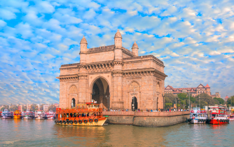 Gateway of India en Mumbai, Maharashtra, histórico monumento frente al mar Arábigo y uno de los grandes símbolos de la ciudad.