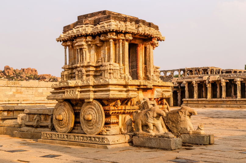 Ruinas históricas de Hampi en Karnataka, con templos, monumentos y paisajes de granito del antiguo Imperio Vijayanagara.