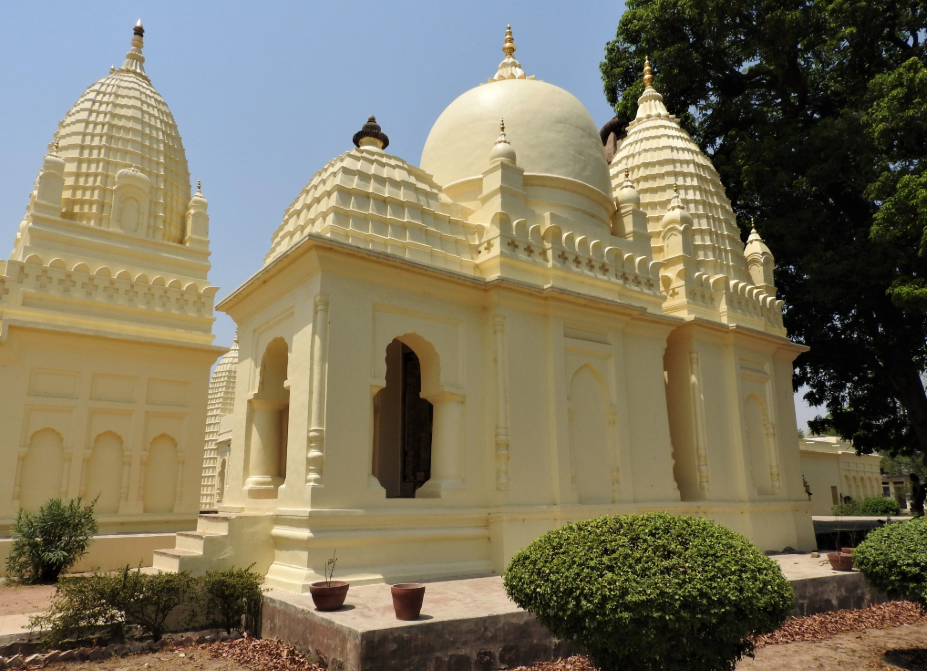 Templos jainistas de Khajuraho con arquitectura y esculturas históricas