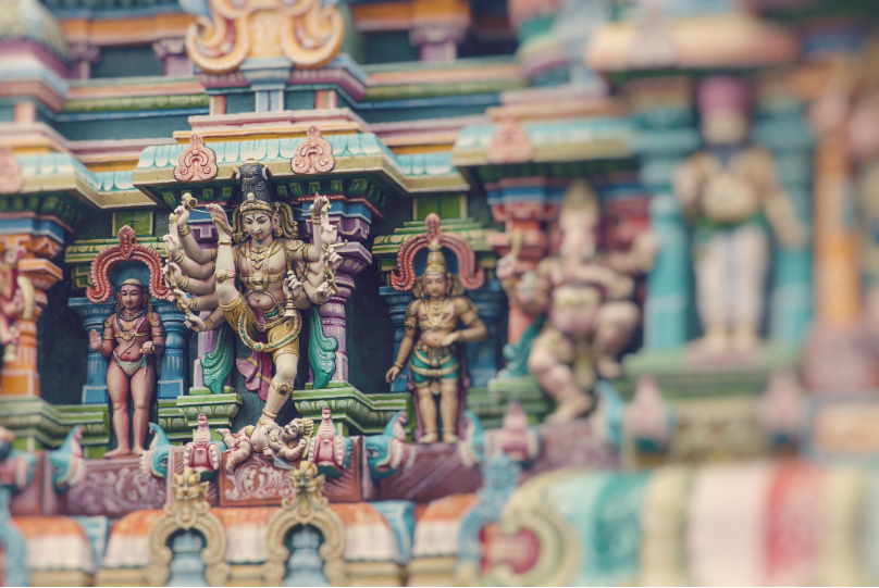 Templo Kapaleeshwarar en Chennai, Tamil Nadu, con colorida arquitectura dravídica y gopurams ornamentados.