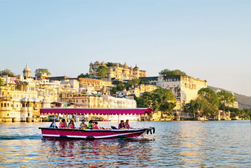 Lago Pichola y paseo en barco: Paseo en barco por el lago Pichola con vistas al City Palace y los palacios de Udaipur.
