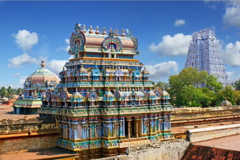Templo Meenakshi Amman en Madurai, Tamil Nadu, famoso por sus coloridos gopurams y esculturas dravídicas.