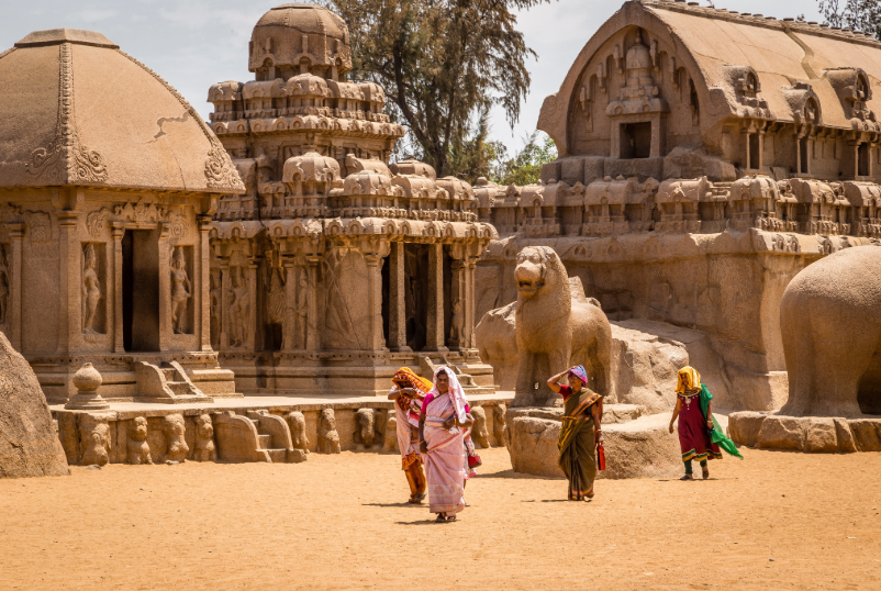 Templos históricos de Mahabalipuram, Tamil Nadu, con monumentos excavados en roca cerca de la costa.
