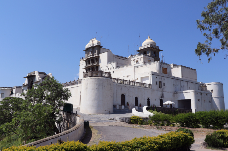 Monsoon Palace: Monsoon Palace de Udaipur, palacio en lo alto de una colina con vistas panorámicas sobre la ciudad y los lagos.