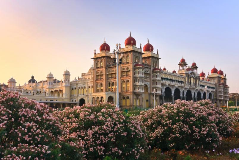 Palacio de Mysore en Karnataka, antigua residencia real conocida por su arquitectura ornamentada y elegantes interiores.