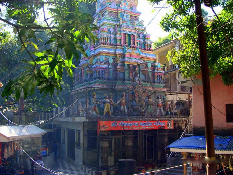 Templo Neelkanth Mahadev entre las colinas cerca de Rishikesh, India