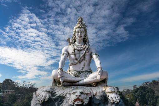 Estatua de Shiva en Parmarth Niketan junto al río Ganges en Rishikesh, India