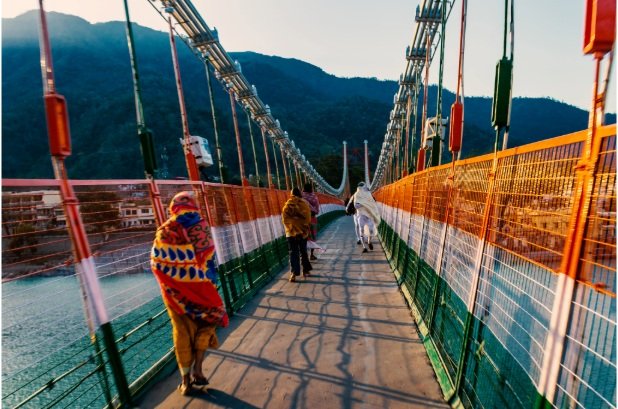 Puente colgante Ram Jhula sobre el río Ganges en Rishikesh, India