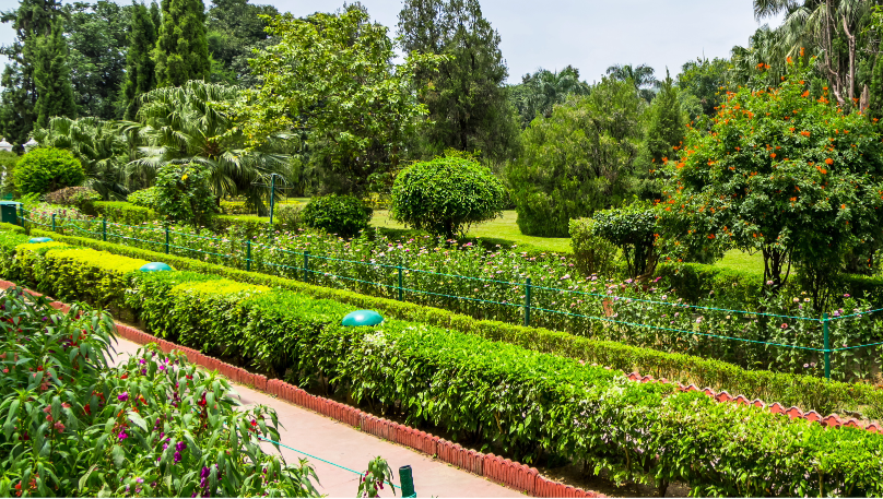 Saheliyon Ki Bari: Saheliyon Ki Bari en Udaipur, jardín histórico con fuentes, pabellones y estanques ornamentales.