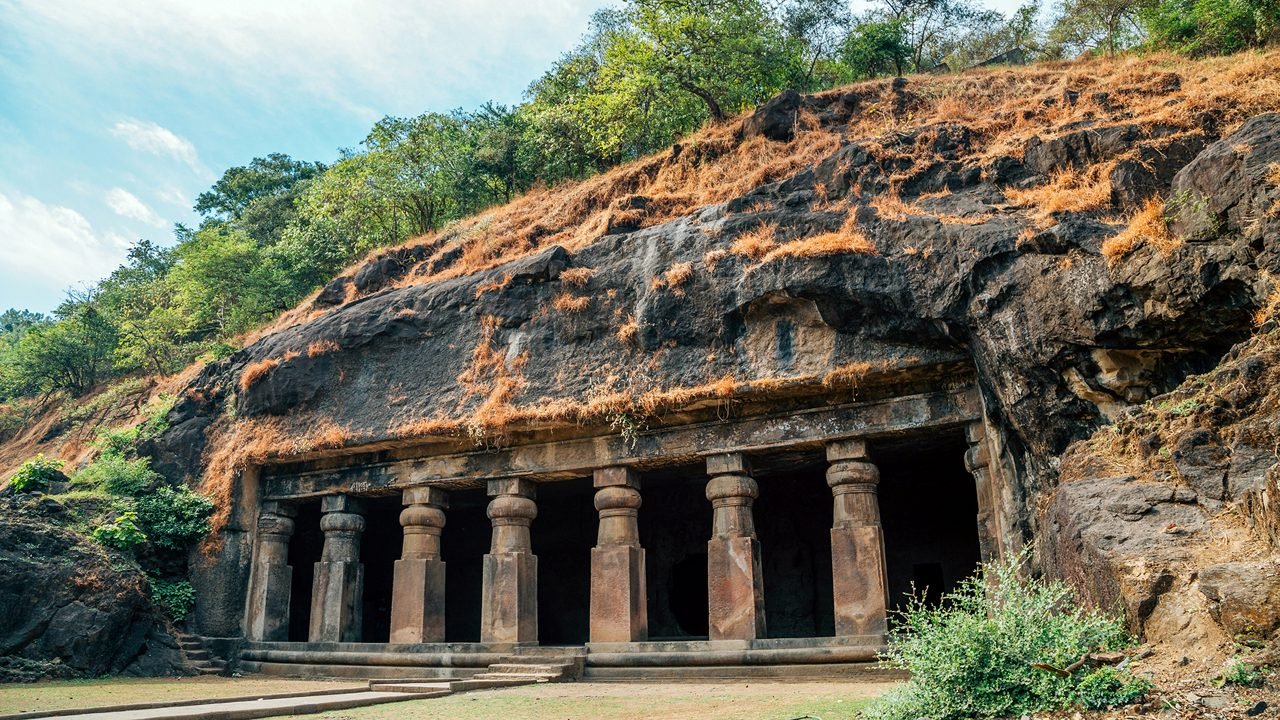 Cuevas de Elephanta cerca de Mumbai, famosas por sus templos excavados en roca y esculturas dedicadas a Shiva.