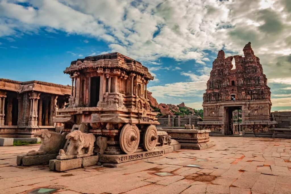 Ruinas de Hampi al atardecer, Karnataka, con templos históricos y paisaje rocoso del antiguo Imperio Vijayanagara
