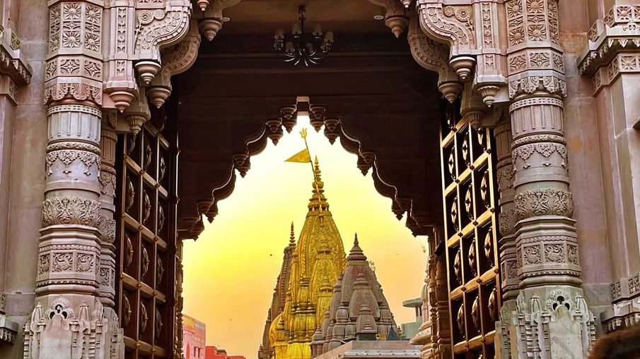 Templo Kashi Vishwanath en Varanasi, uno de los principales centros de peregrinación hindú de India